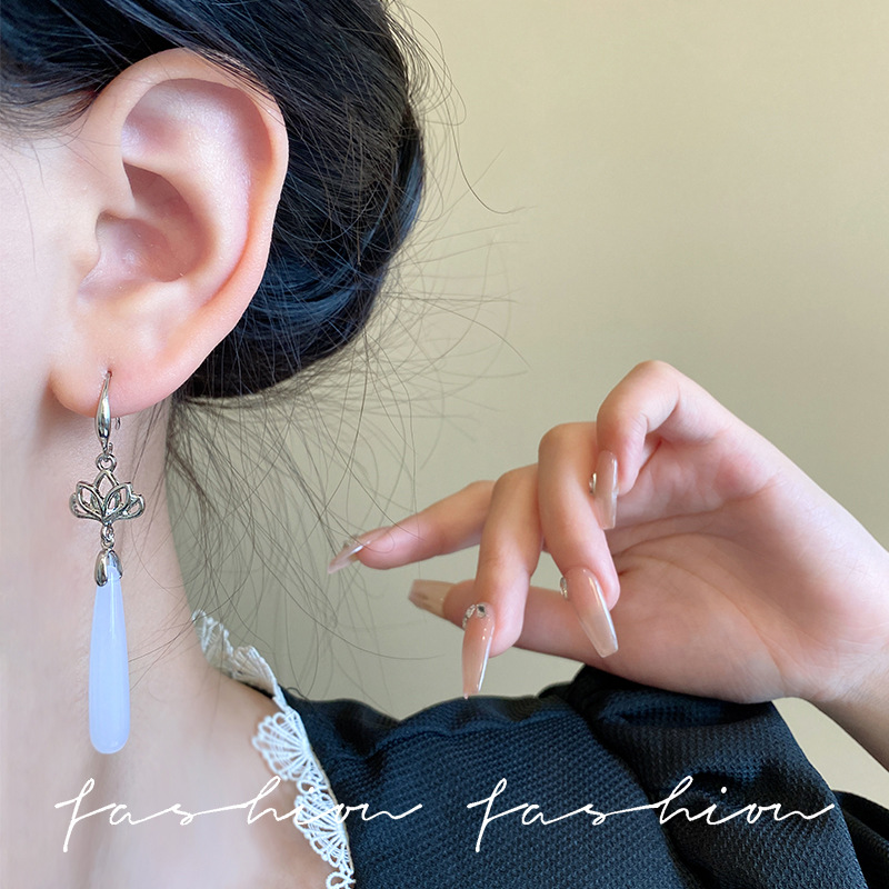 2024 New ancient and new Chinese style lotus water drop earrings, feminine charm cheongsong-style earrings, Chinese and ethnic style earrings Application Scenario