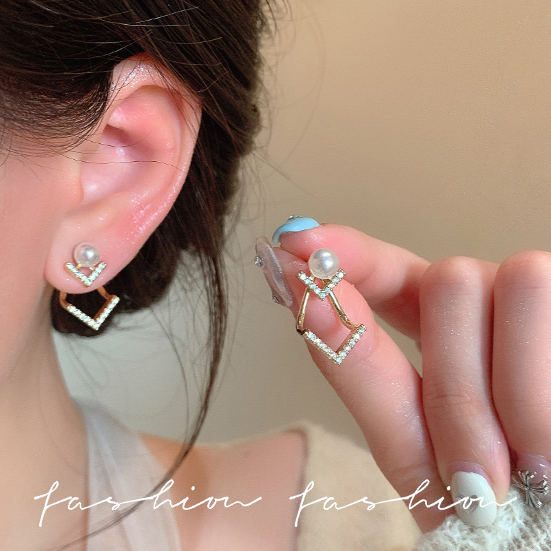 Double-layer V-shaped micro-inlaid zircon pearl back-hanging stud earrings with a unique and elegant style, versatile, simple and sweet individual earrings full figure