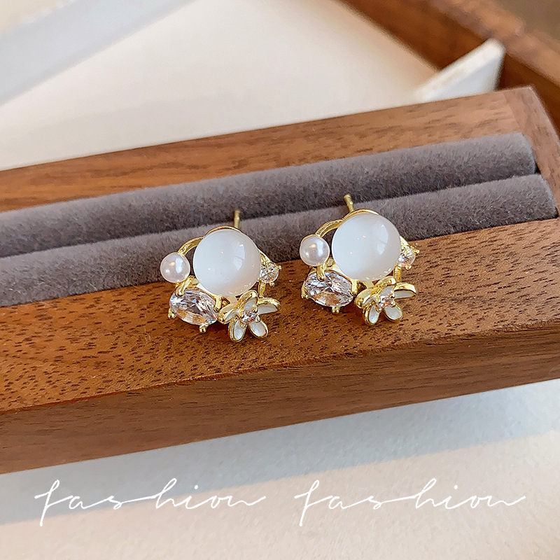 The fresh and versatile floral stud earrings exude a light luxury, niche and high-end feel. The super sparkling copper micro-set diamond earrings are the same style as the Internet celebrities Specification drawing