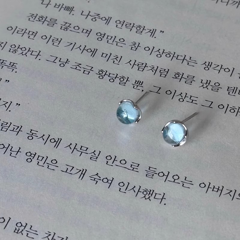 Korean-style lake ice transparent blue stud earrings for women, light luxury, fashionable and high-end style earrings, cold and unique earrings Application Scenario