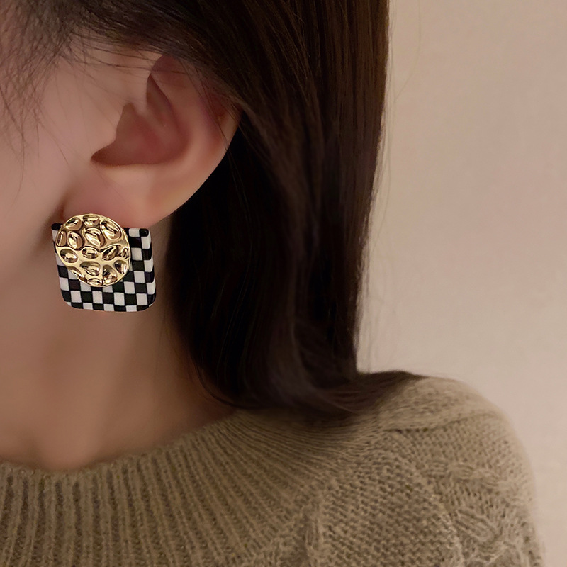 Korean-style geometric stud earrings, retro checkerboard pattern, niche design sense earrings, high-end, elegant and individualistic new earrings, trendy details Picture