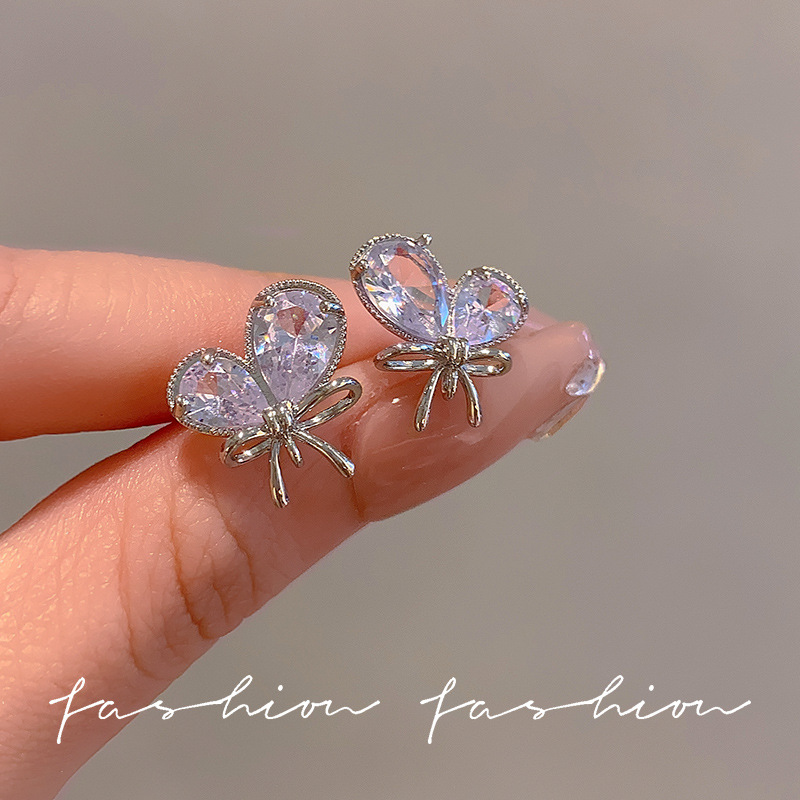 Light luxury super flash zircon heart-shaped stud earrings with unique design, exuding a sense of sophistication and elegance. Versatile earrings for socialites, women's silver needle wholesale Specification drawing