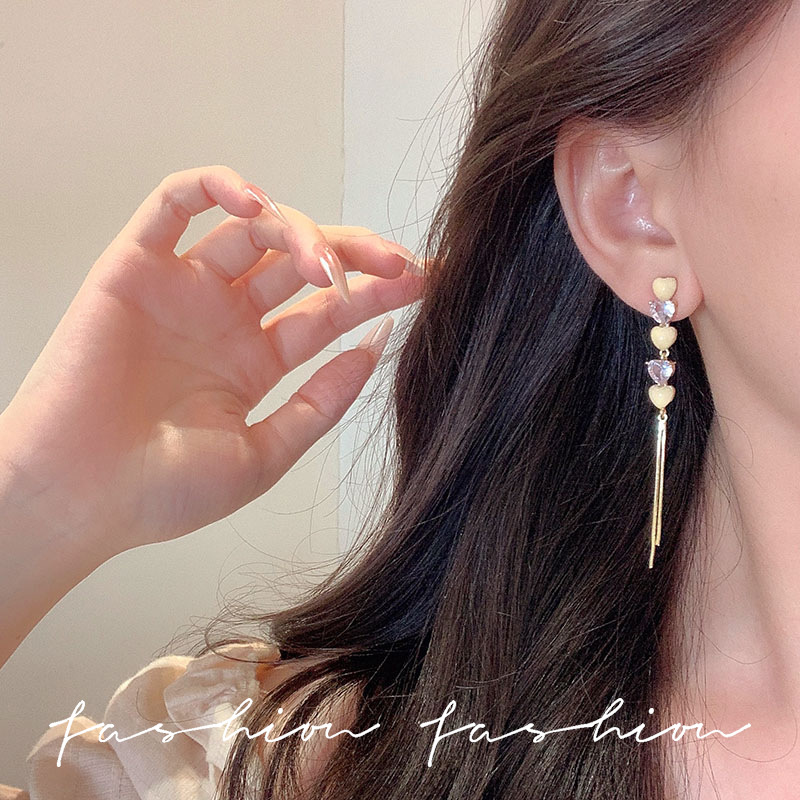 Cat's eye stone heart-shaped tassel earrings 2025 New bestseller, unique stud earrings, women's light luxury, niche and high-end earrings Application Scenario