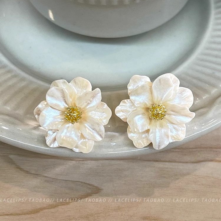 Floral and elegant French style camellia stud earrings, women's high-end, light luxury, fashionable, exquisite and versatile earrings and earrings Application Scenario