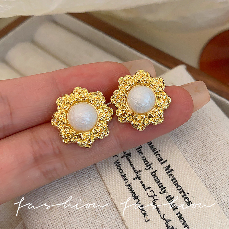 Vintage irregular geometric pleated pearl stud earrings, French retro style earrings, unique and individual new earrings Specification drawing