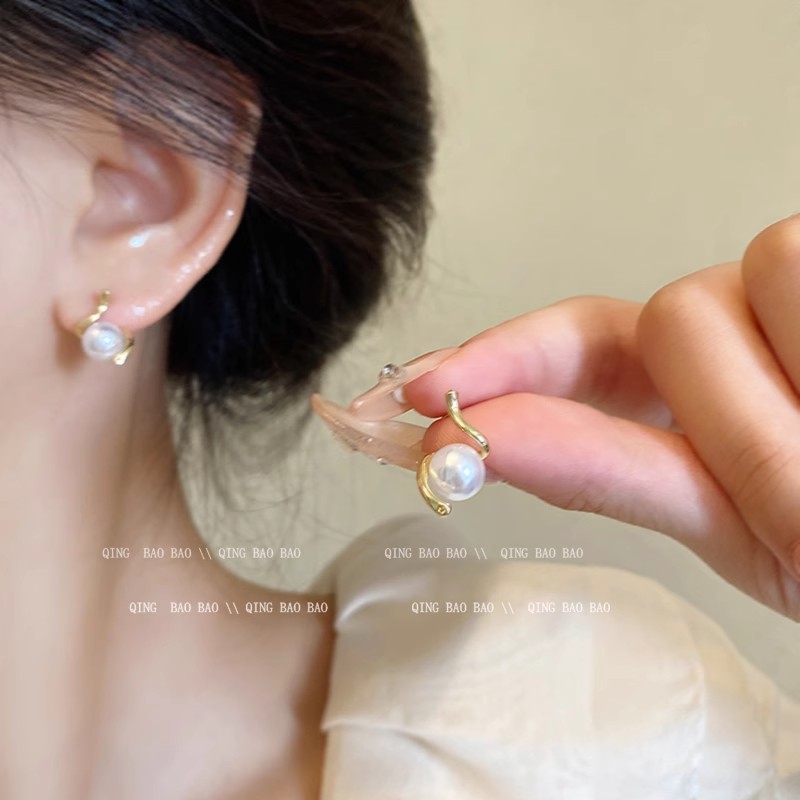 Korean-style imitation pearl stud earrings, niche and simple design sense, individual earrings, high-end feel, versatile and fashionable earrings full figure