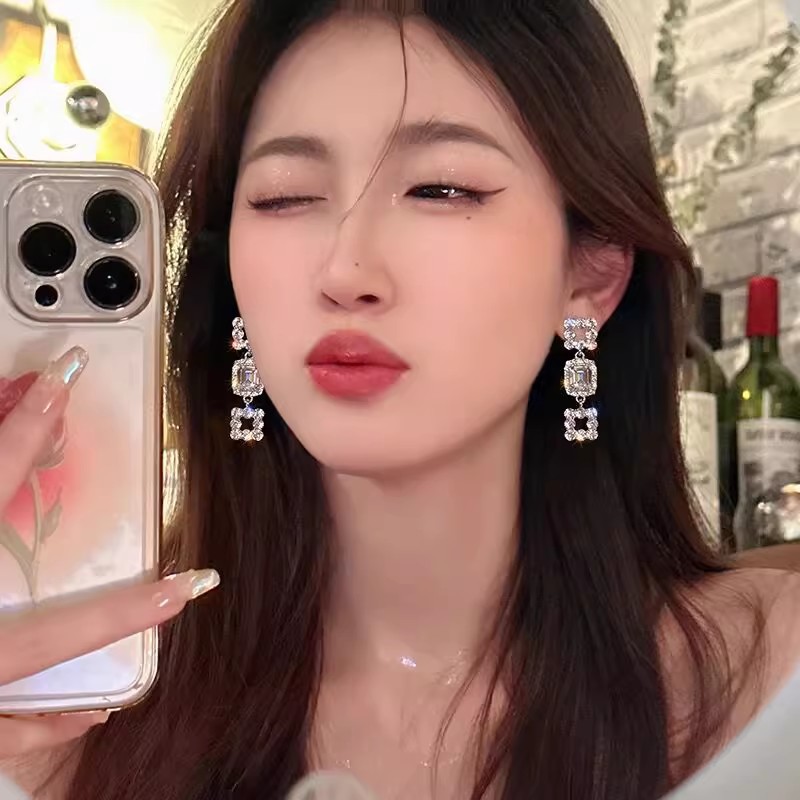 The new long earrings of a chaebol heiress with a light luxury heavy industry style are fashionable, trendy, retro and elegant, full of diamond tassels for women full figure