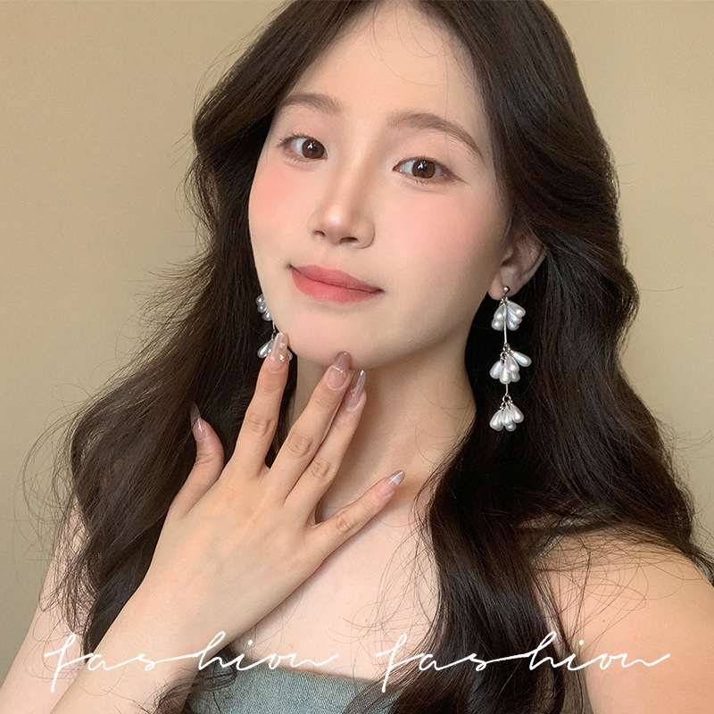 Korean version niche design heavy industry flower beaded stud earrings for women, simple and fashionable water drop pearl pendant earrings Application Scenario