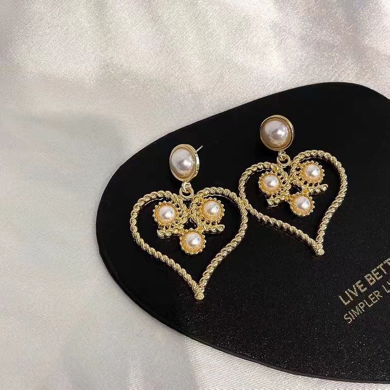 S925 Silver Needle Exaggerated hollowed-out twisted heart earrings, retro charm, Baroque pearl earrings, luxurious court style Application Scenario
