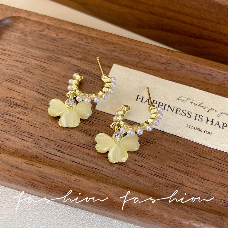 French cat's eye stone three-leaf flower pearl earrings, women's light luxury and high-end style, elegant and grand stud earrings, exquisite flower earrings Application Scenario