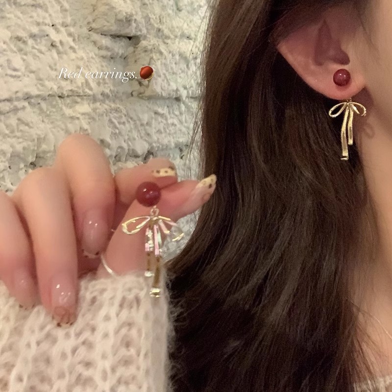 After autumn, the women's Anke pendant earrings with red bow pearl stud earrings exude a unique, light luxury and high-end charm full figure