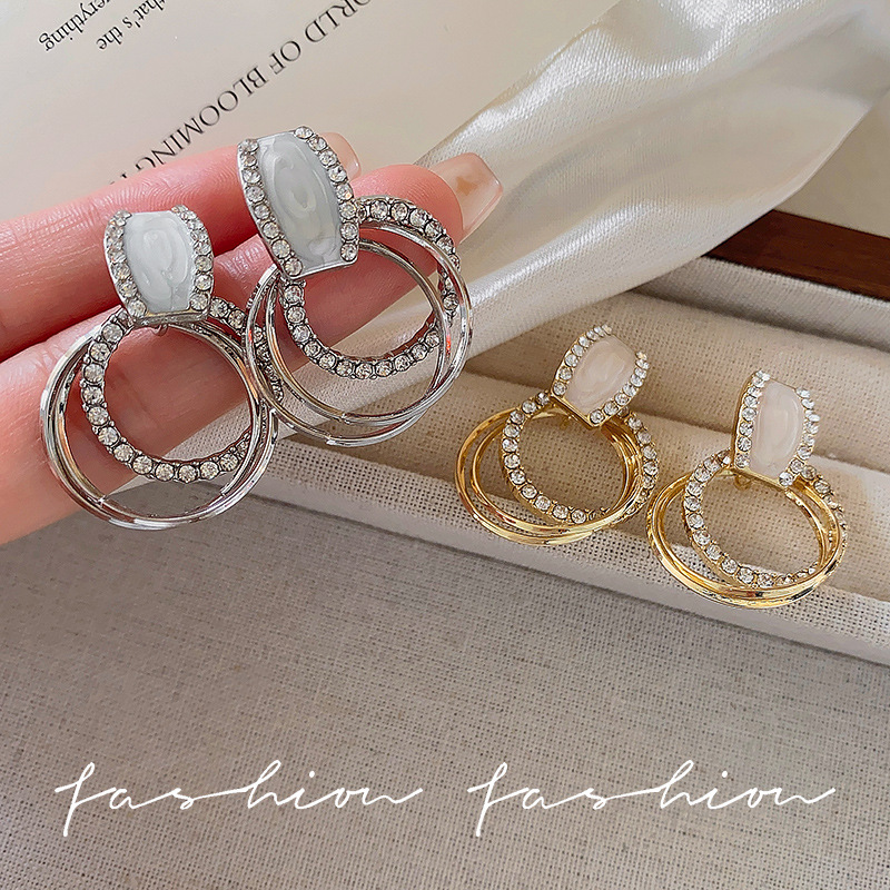 European and American grand diamond-encrusted geometric circle earrings, feminine charm; Korean simple and individual earrings, exquisite and fashionable earrings for women full figure