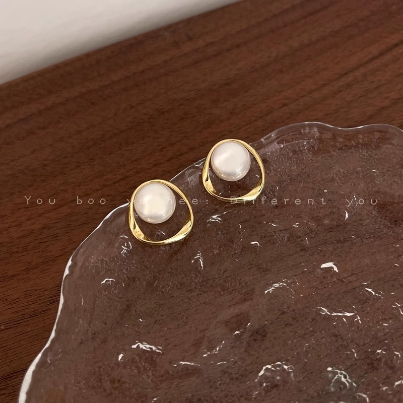 The large pearl earrings for women exude a light luxury and high-end charm. The ear studs are a new French 2025 bestseller, a fashionable and elegant ear accessory details Picture