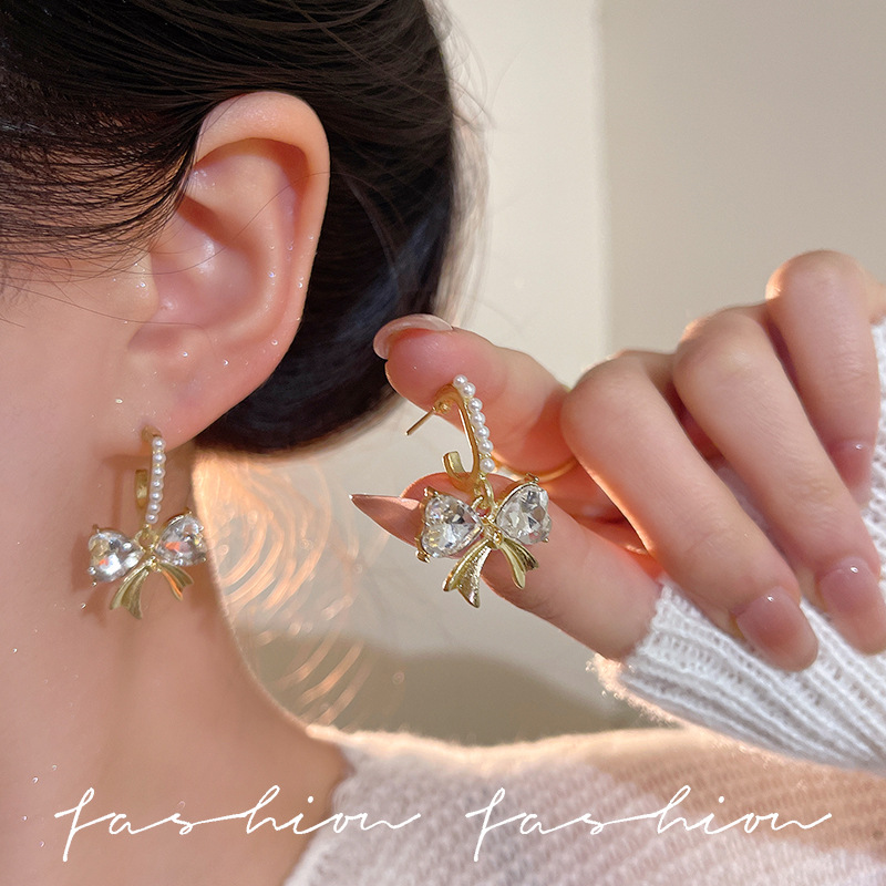 Elegant zircon butterfly crystal earrings for women, new trendy pearl stud earrings from Japan and South Korea, versatile, high-end and exquisite earrings full figure
