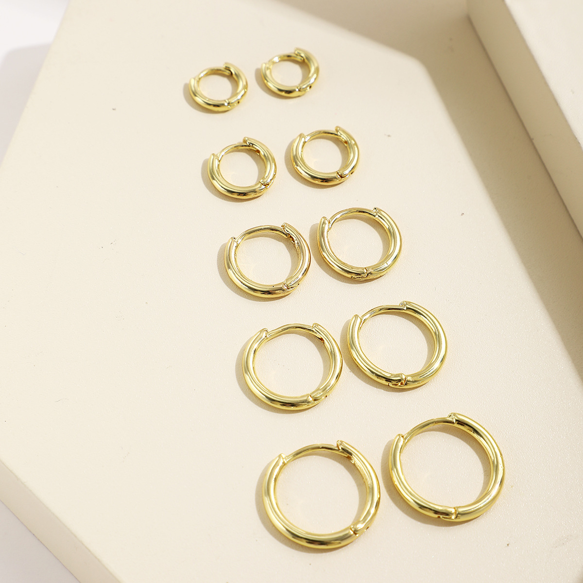 A new European and American geometric ccb ear ring, exaggerated and personalized earrings, cross-border simple spiral twist ear ring set of 5 pieces Specification drawing