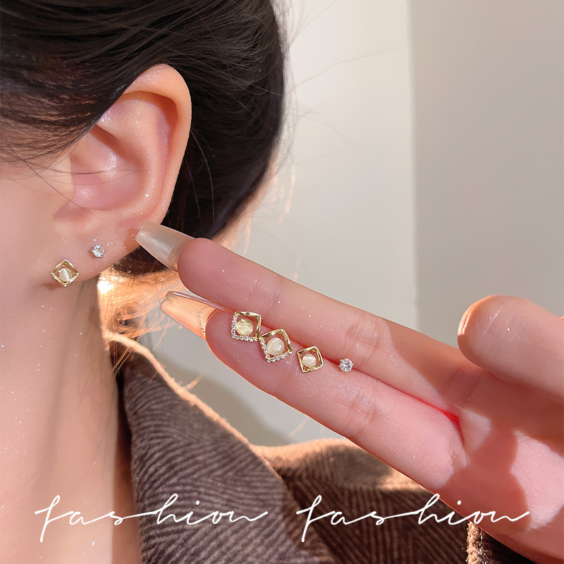The Four Directions Wealth Earstud earrings exude a light luxury and high-end vibe. The square-shaped cat's eye earrings are a niche and unique earpiece that has become a popular online celebrity details Picture