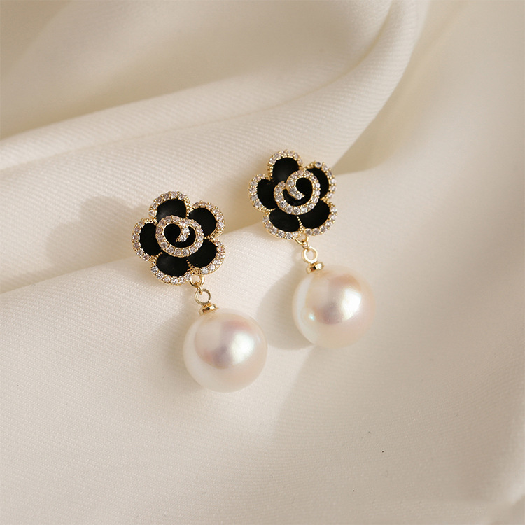 Korean black rose pearl flower, elegant and grand, three-dimensional petal stud, female ear stud full figure
