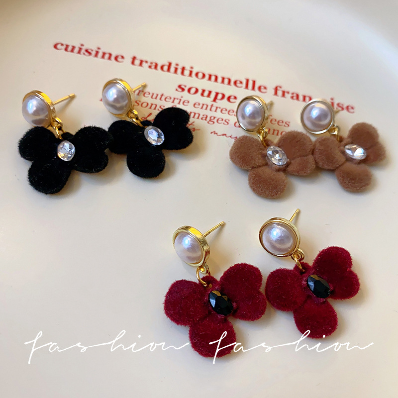 Korean-style pearl flocked black bow stud earrings with a light luxury, niche and high-end feel, versatile and personalized stud earrings Specification drawing