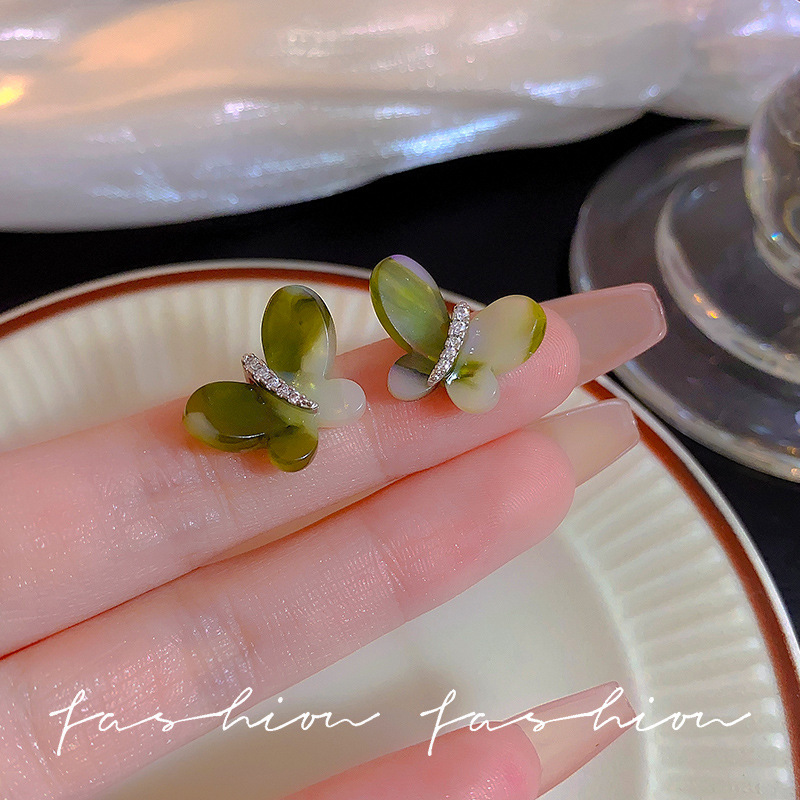 Slightly inlaid zircon green butterfly stud earrings for women in summer, exuding a high-end and elegant temperament, versatile and exquisite earrings, asymmetrical earrings full figure