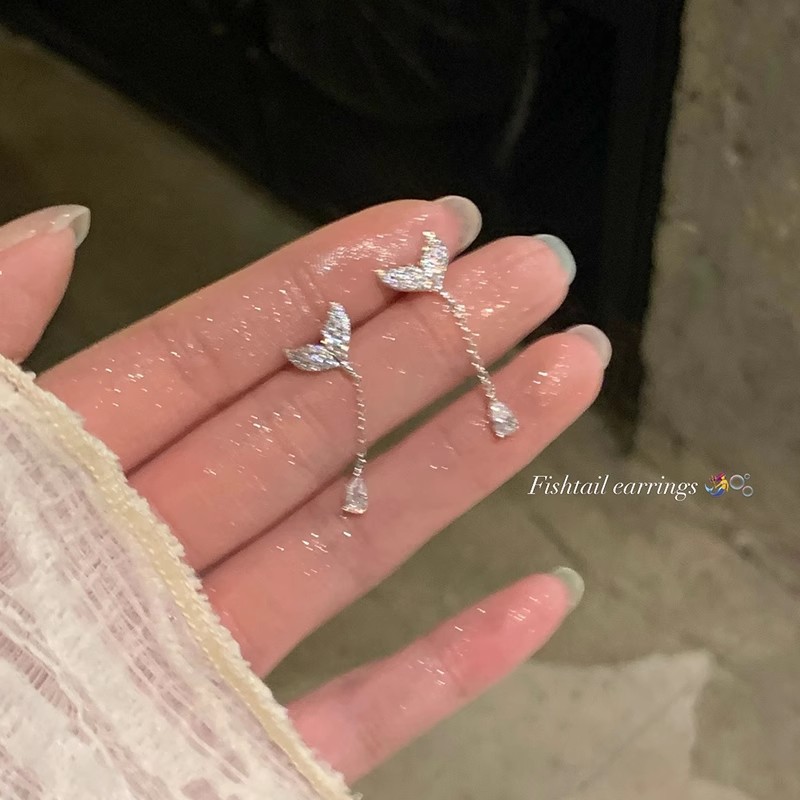 Full-diamond fishtail earrings suitable for round faces, teardrop tassel earrings, women's light luxury and high-end style, elegant and grand stud earrings Application Scenario