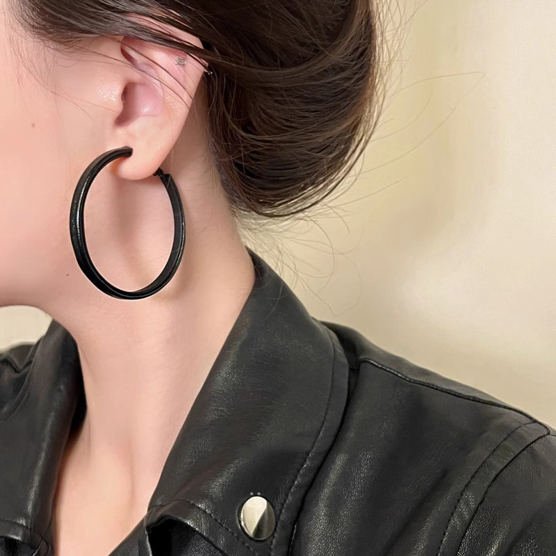 The Maillard leather hoop earrings for autumn and winter are a light luxury, fashionable and high-end look for women. The stud earrings are a niche design with a unique style Specification drawing