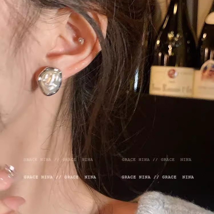 Hong Kong-style retro Baroque pearl stud earrings, women's niche design, irregular earrings, unique and high-end, trendy earrings Application Scenario