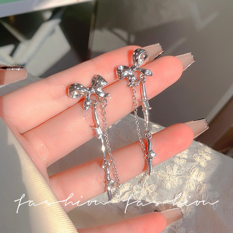 Bow tassel earrings, women's niche design sense, high-end cool style earrings, 2023 new style stud earrings, silver needles full figure