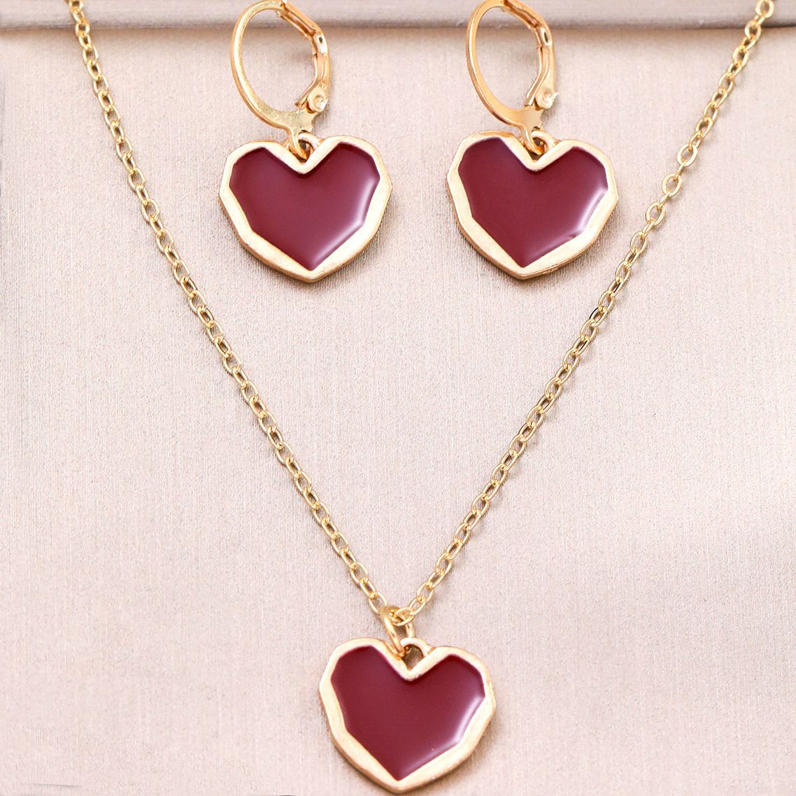 European and American retro style cross-border oil-dripping heart-shaped earrings and necklace set, exquisite and niche earrings, design sense jewelry full figure