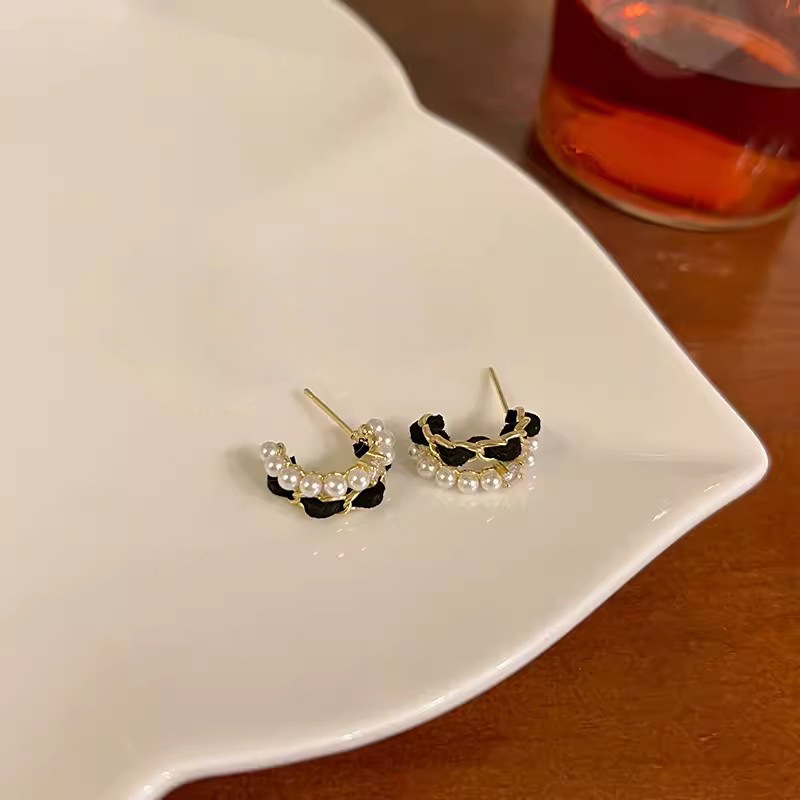 The small chanel-style black velvet pearl earrings exude a high-end feminine charm and are versatile. They are unique and individualistic earrings Application Scenario