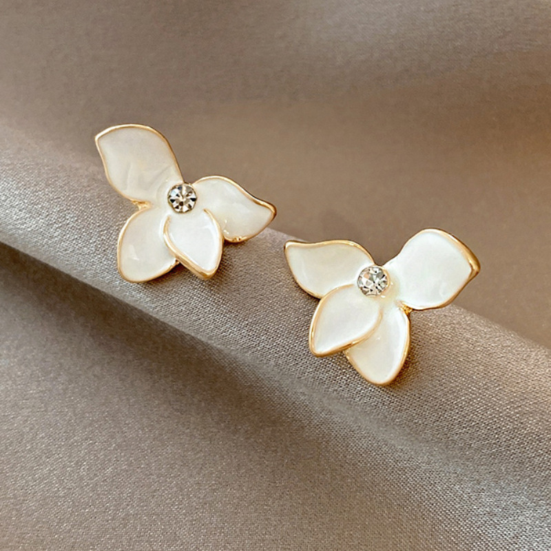 S925 Silver Needle Korean summer Fresh White petal Zircon new trendy trendy stud earrings for women Application Scenario