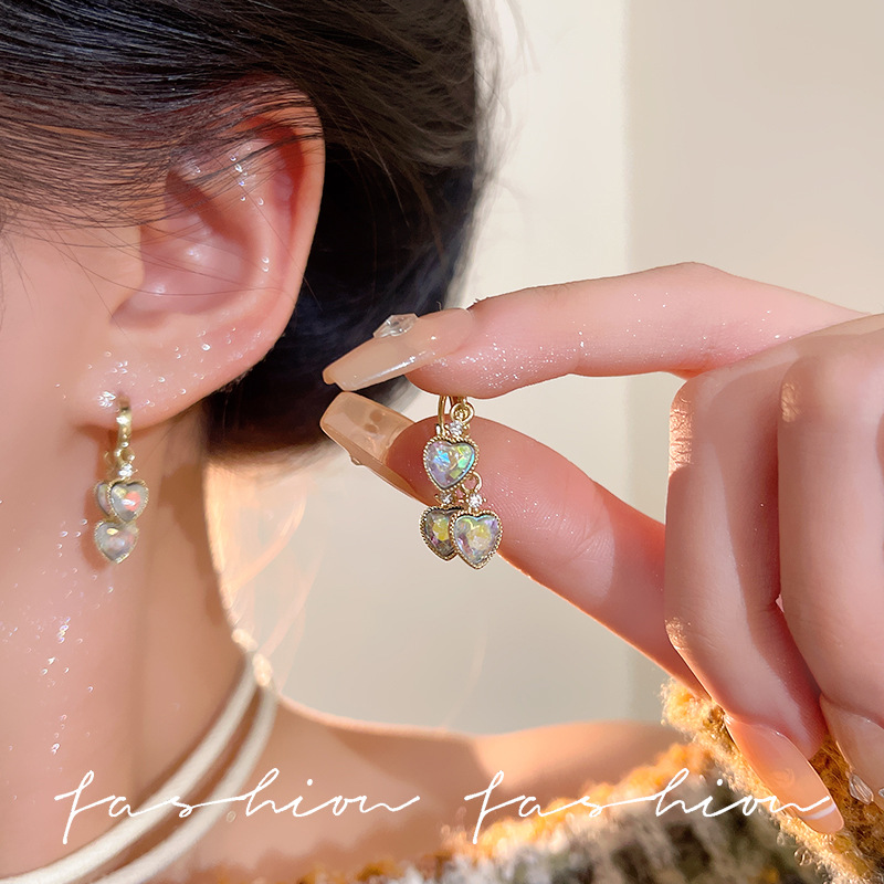 Korean light luxury diamond-encrusted heart-shaped earrings, a niche design for women with a sense of elegance and sophistication, are fashionable and versatile ear buckles details Picture