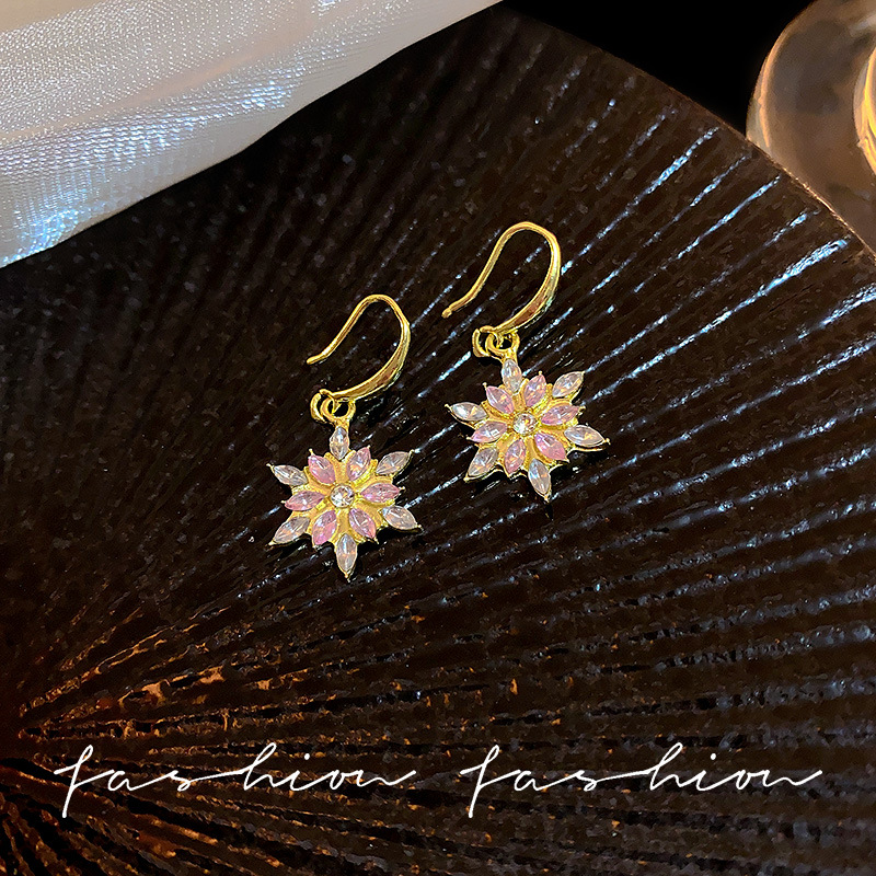 Sparkling Zircon snowflake stud earrings, exquisite diamond-encrusted tassel earrings, women's light luxury and high-end style ear hook earrings wholesale Application Scenario