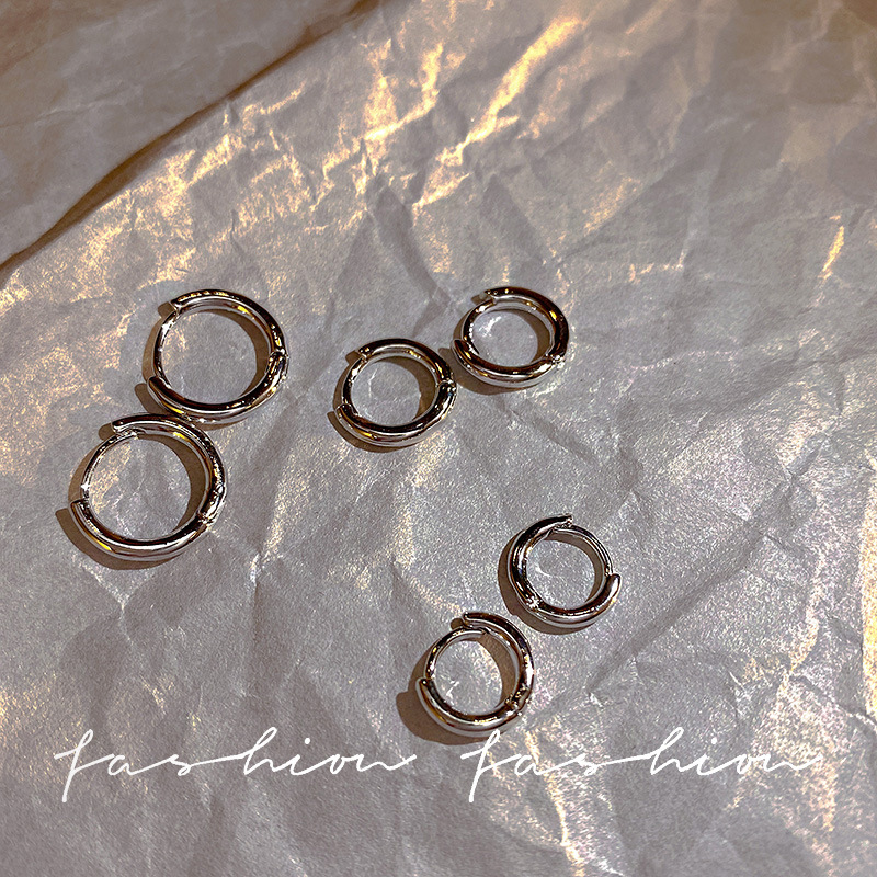 s925 Silver needle, compact and simple, smooth ear rims, niche design, high-end ear buckles, no need to remove and maintain your ears while sleeping Application Scenario