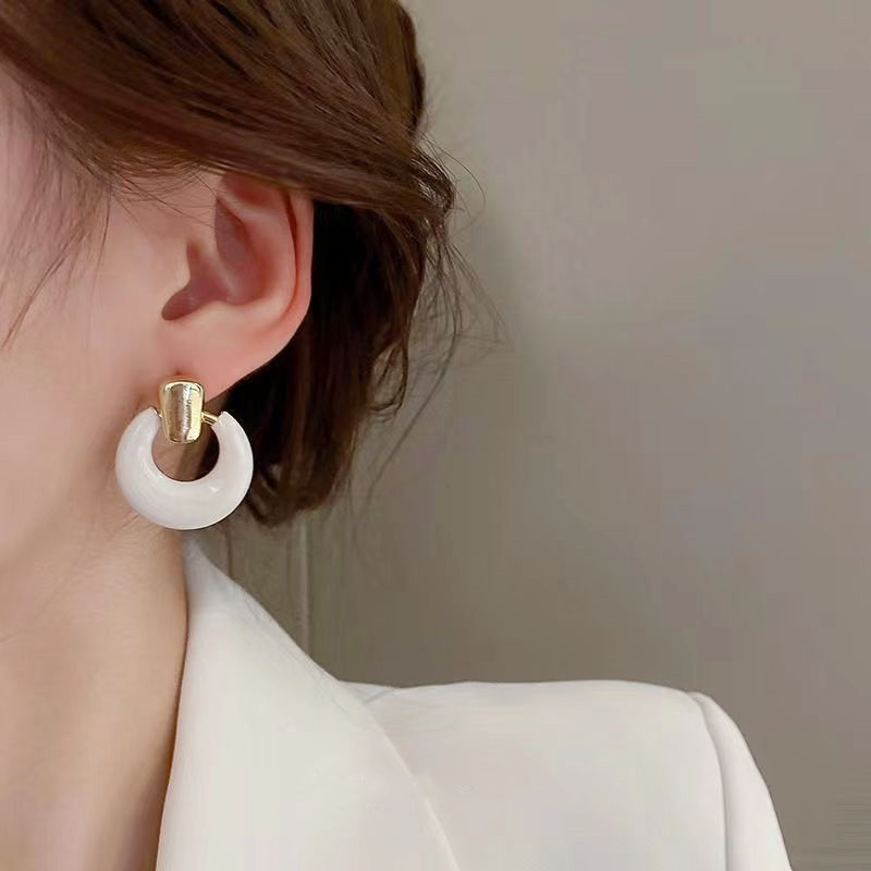 Wholesale of retro and simple stud earrings, oil-dripping geometric circle earrings for women, European and American ins fashion and high-end style earrings Application Scenario