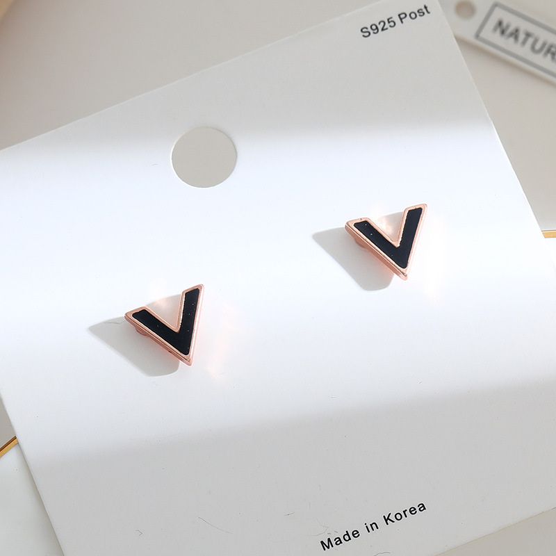 925 Silver needle Korean simple letter V stud earrings, Hong Kong style 2022 new trendy, small, elegant and stylish French earrings Application Scenario