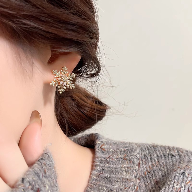 Golden Christmas snowflake stud earrings for women, with a light luxury and unique atmosphere, are simple, fashionable and versatile earrings for autumn and winter Specification drawing