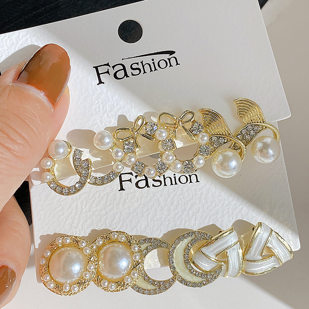 A 3-piece set of fashionable and elegant cross-border Instagram bow fishtail imitation pearl moon stud earrings with rhinestones Application Scenario