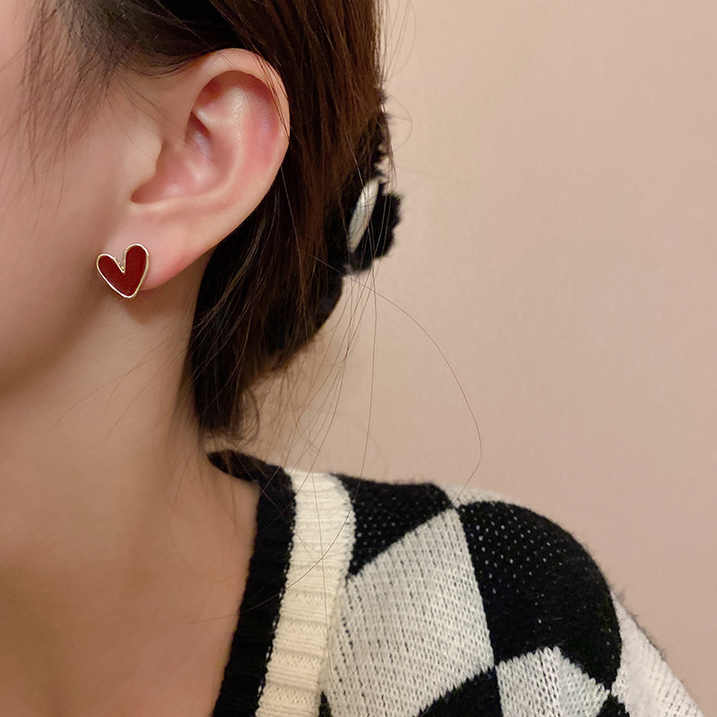 S925 Silver Needle Korean wine red retro heart-shaped stud earrings, a niche design for women, simple and elegant earrings Application Scenario