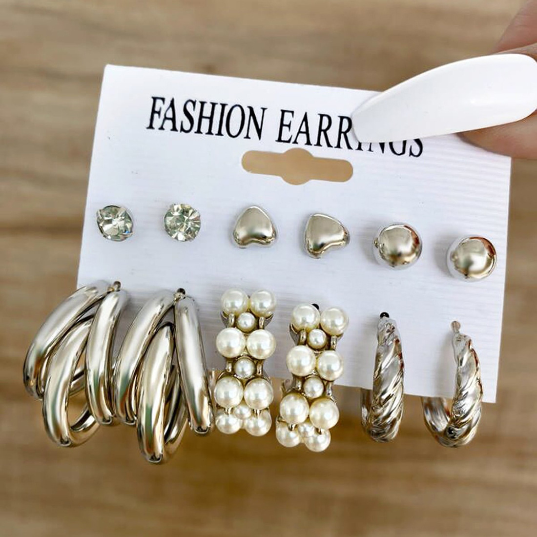 A cross-border bestseller set of 6-piece creative retro golden heart-shaped stud earrings with imitation pearl twist patterns, featuring an Instagram style for women full figure