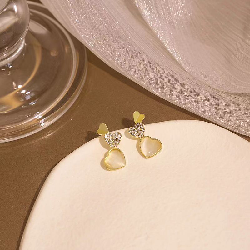 Cat's eye stone earrings, heart-shaped flowers, cat's eye stone heart-shaped stud earrings, high-end, light luxury, niche, and ins design sense earrings for women Application Scenario