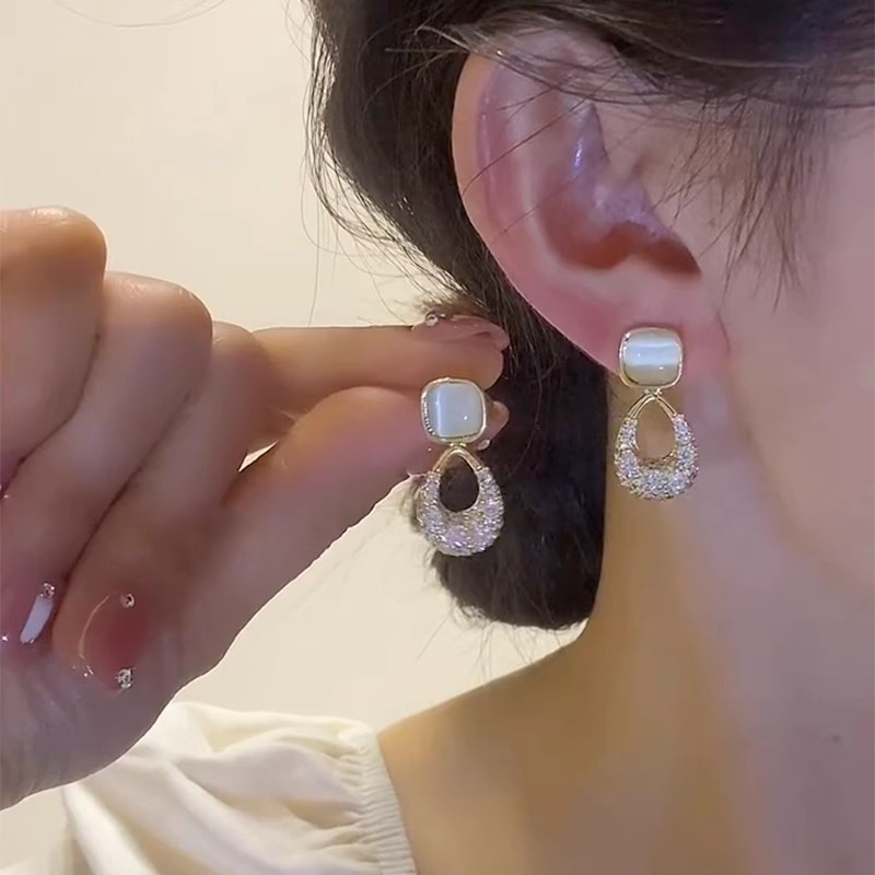 Sparkling full diamond square teardrop-shaped stud earrings, a niche design for women, fashionable and versatile earrings, a light luxury and high-end ear accessory full figure