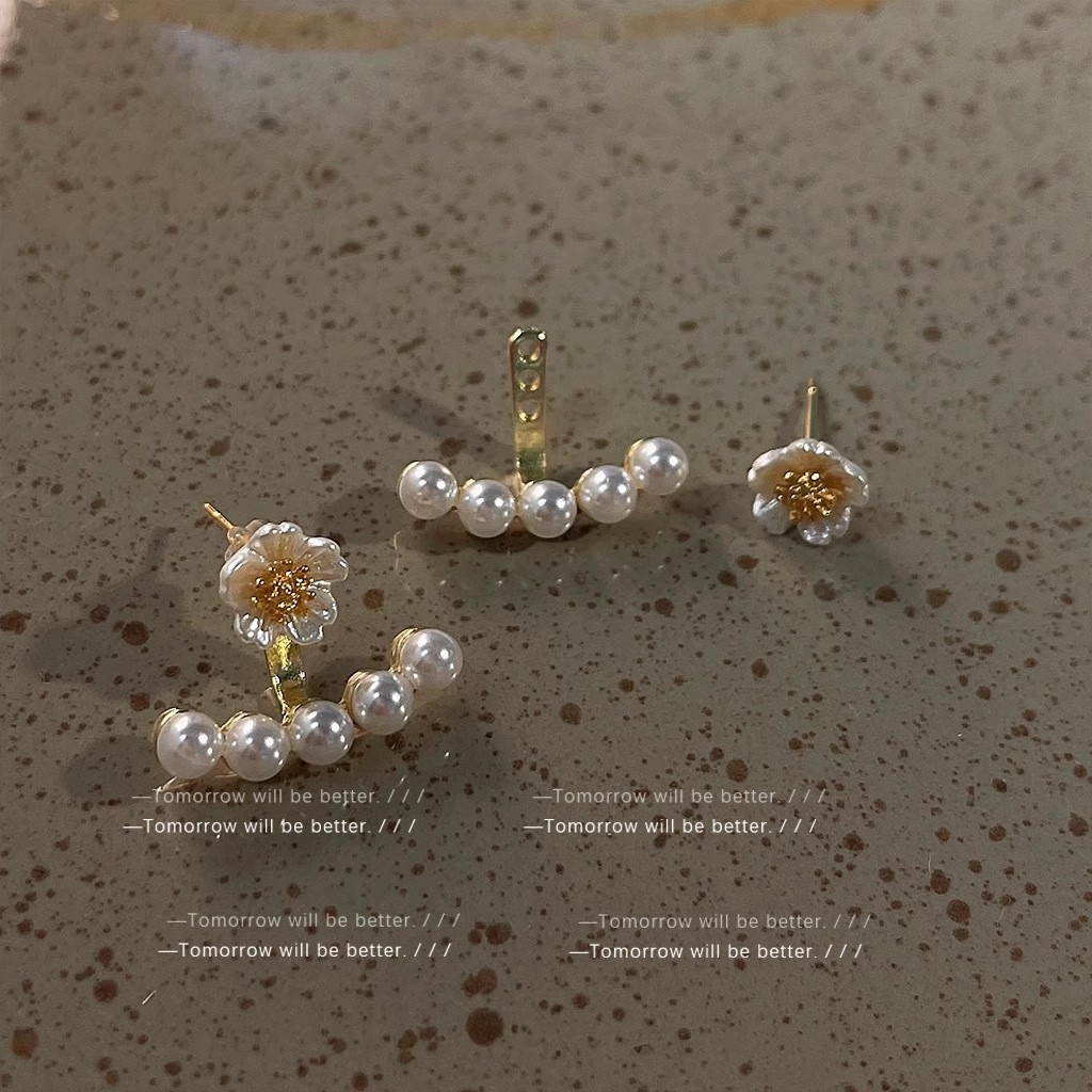 A fresh and delicate pearl flower earring with a feminine touch, featuring a light luxury style. It is a unique Korean-style earring with two earrings and a distinctive design Specification drawing