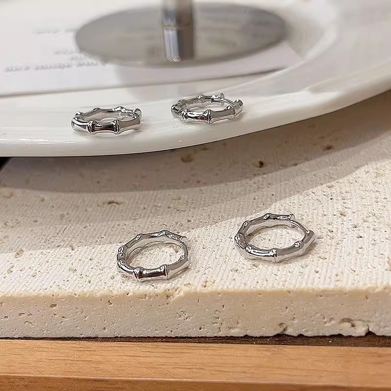 Retro and simple circular bamboo stud earrings, women's light luxury fashion, rising steadily, niche design exquisite earrings Application Scenario