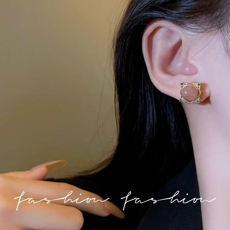 Retro strawberry crystal micro-inlaid stud earrings, court-style light luxury earrings, high-end, simple, exquisite and fresh earrings wholesale Application Scenario