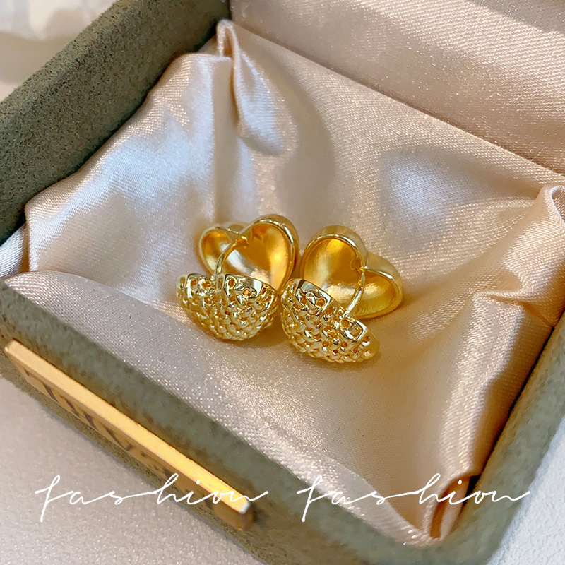 Light luxury metal heart-shaped earrings, unique and niche design for women, cold style ear studs, 2025 new classic ear buckles full figure