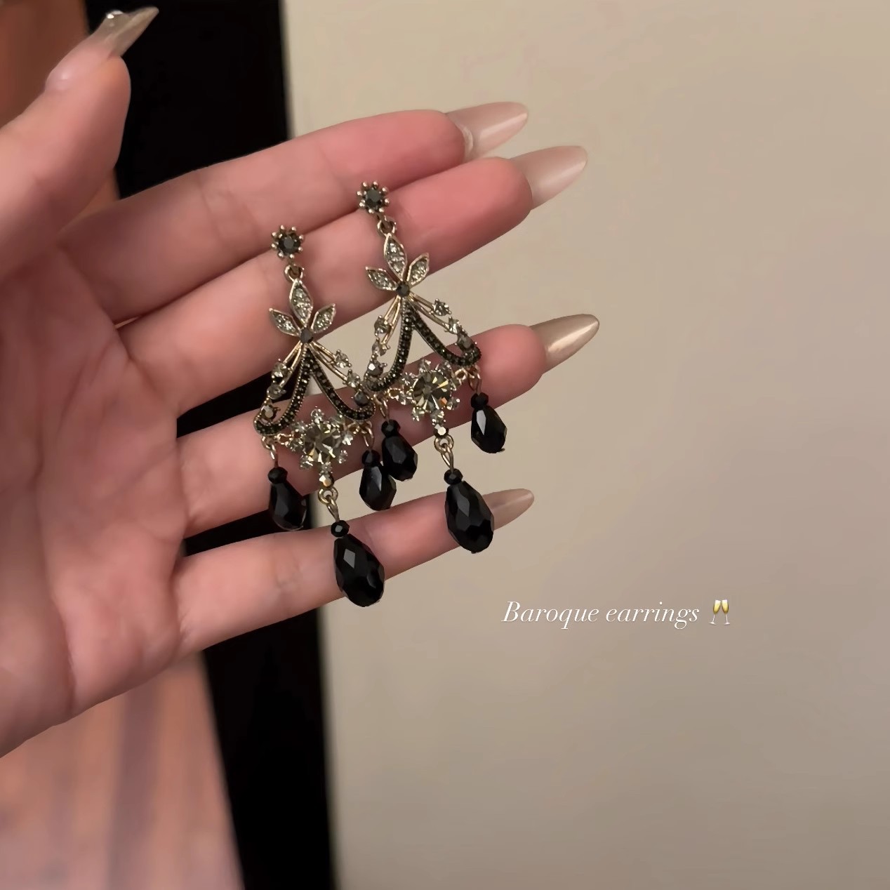 Retro court-style black crystal tassel earrings, with a light luxury, unique and niche design, are simple, exquisite and high-end earrings Application Scenario