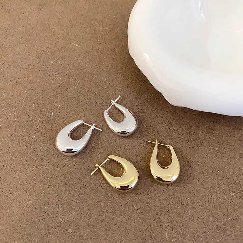 Korean feveri's same style earrings for women, light luxury, fashionable and elegant. The stud earrings are a niche design with a sense of sophistication and uniqueness Application Scenario