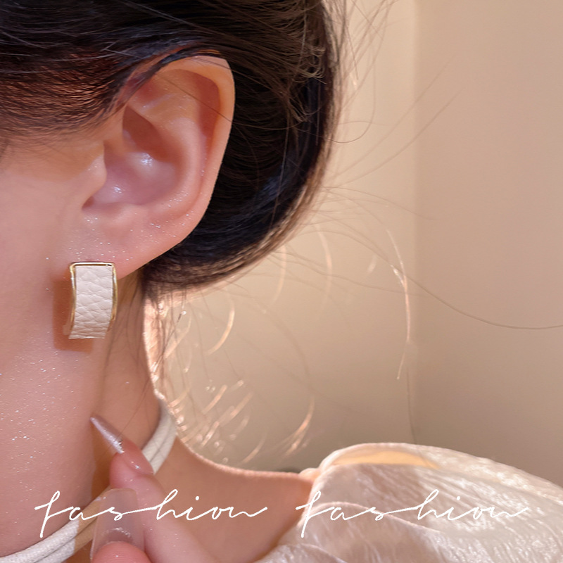 Retro C-shaped leather stud earrings for women, with a niche design sense, high-end and unique earrings, elegant earrings, new style in 2025 Application Scenario
