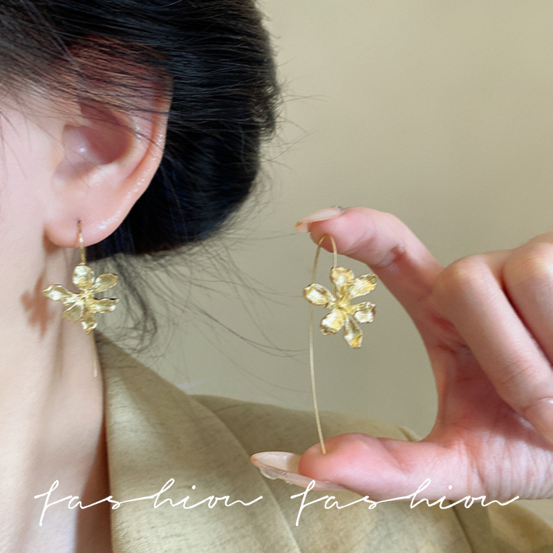 Retro court-style iris flower ear hooks for women, light luxury, individual, fashionable and versatile earrings, high-end ear stud earrings for autumn and winter Specification drawing