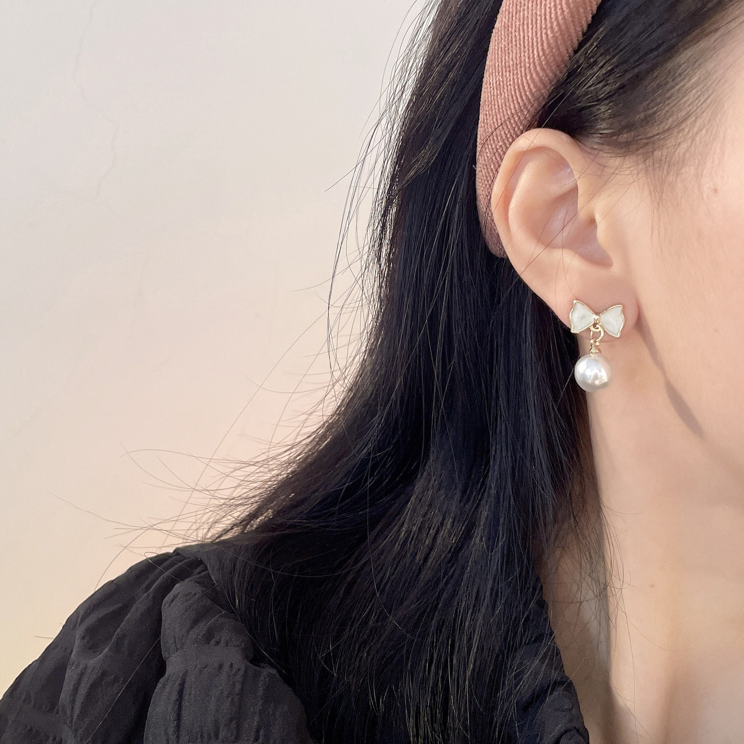 Elegant bow pearl stud earrings, retro new bestseller, niche design, high-end pure silver earrings and earrings Application Scenario